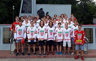 Хоккеисты юношеской сборной Беларуси возложили цветы у Мемориального комплекса освободителям Пинска