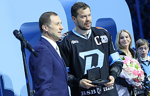 Андрей Стась получил памятную медаль за 1000 матчей в КХЛ