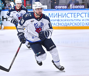 Николь Энистон бос уақытында өзінің бақытты ғашығын трахает етеді