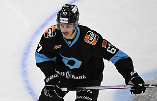 Khl.ru: Даниил Криштофик здорово играл в МХЛ, в минувшем сезоне получил закалку в Экстралиге, а в сентябре сыграл первые минуты на высшем уровне