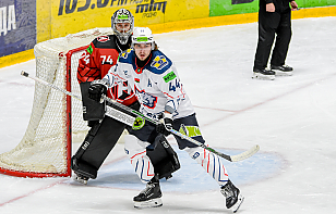 «Металлург» забросил три шайбы в концовке и вырвал победу у «Немана»