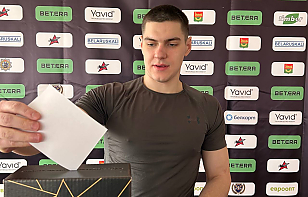 «Долгие годы показывает результативную игру и является лидером в любой команде». Хоккеисты «Авиатора» проголосовали за лучшего игрока сезона