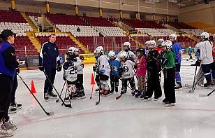 Тренировки с хоккеистами и экскурсии по раздевалке. Белорусские клубы и школы присоединились ко Всемирному женскому хоккейному уикенду