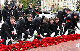 Хоккеисты команды Президента Беларуси и Национальной сборной возложили цветы к монументу Победы
