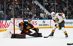 «Ванкувер» уступил «Вегасу». Никита Толопило сделал 26 сейвов и признан второй звездой матча