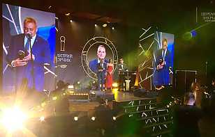 Дмитрий Корчик награждается призом за вклад в развитие хоккея с шайбой