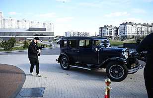 Александр Богданович приехал на церемонию закрытия на ретро-автомобиле