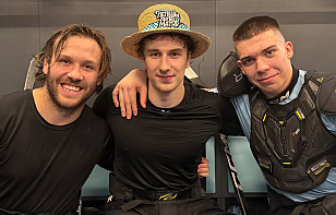 Крутое начало новогодней серии и шляпа молодому | Победная раздевалка минского «Динамо» после матча с «Ладой»