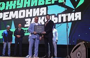Александр Богданович наградил «Динамо-Джуниверс» за победу в медальном зачете в Кубке хоккейных школ