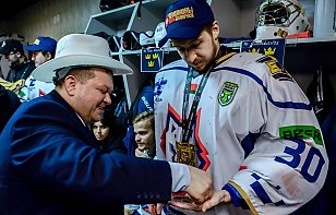Дмитрий Кравченко в победной раздевалке «Металлурга» выписал всем игрокам «премию»