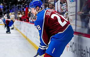 «Колорадо» в гостях одолел «Вегас». Илья Соловьев сыграл более 11 минут после возвращения в состав