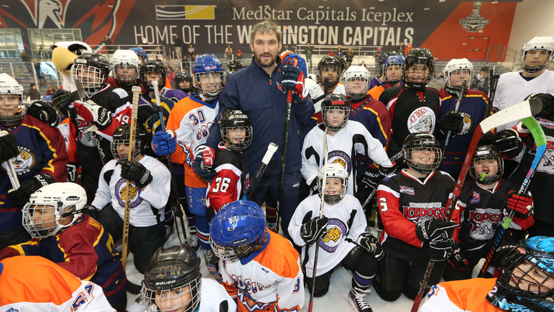 Александр Овечкин (в центре)