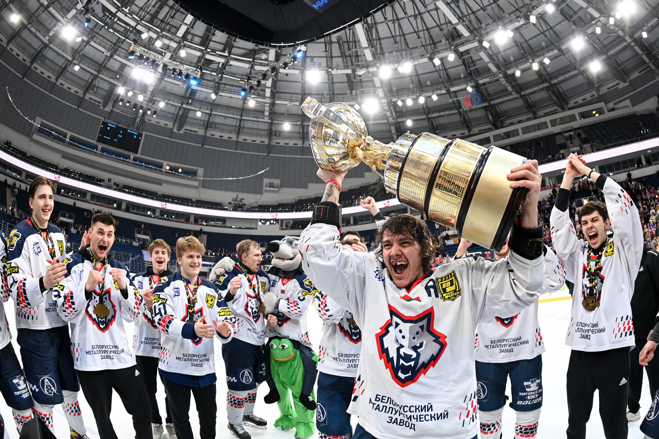 Хоккей кхл результаты сегодня 2023 2024. Металлург Магнитогорск обладатель Кубка Гагарина 2016 лого. Кастино игрок хоккей.