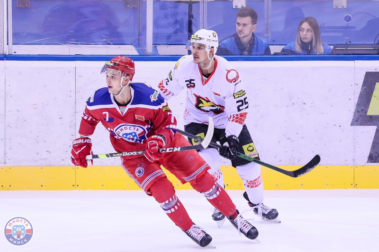 Егор Иванов (в красном джерси)