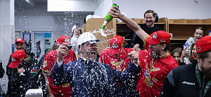 «Самое вкусное шампанское в мире!» Победная раздевалка «Металлурга»