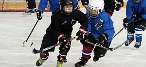Юные хоккеисты продолжают соревнования в своих возрастных группах