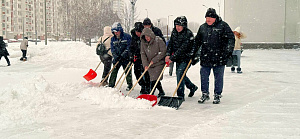Работники хоккейного клуба «Гомель» активно подключились к уборке снега в городе