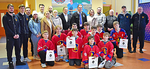 Будущее лидского хоккея: лучшие воспитанники получили подарки