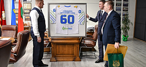 Руководители ГООО «Федерация хоккея» и хоккейного клуба «Гомель» поздравили Гомельский химзавод с 60-летием