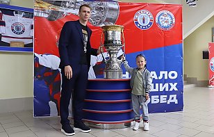 Воспитанник «Юности» представил Кубок Гагарина в Минске