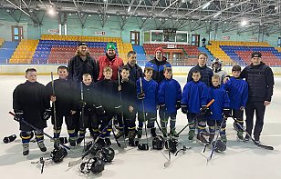Главный тренер и игроки «Бреста» посетили тренировку юных хоккеистов в Кобрине